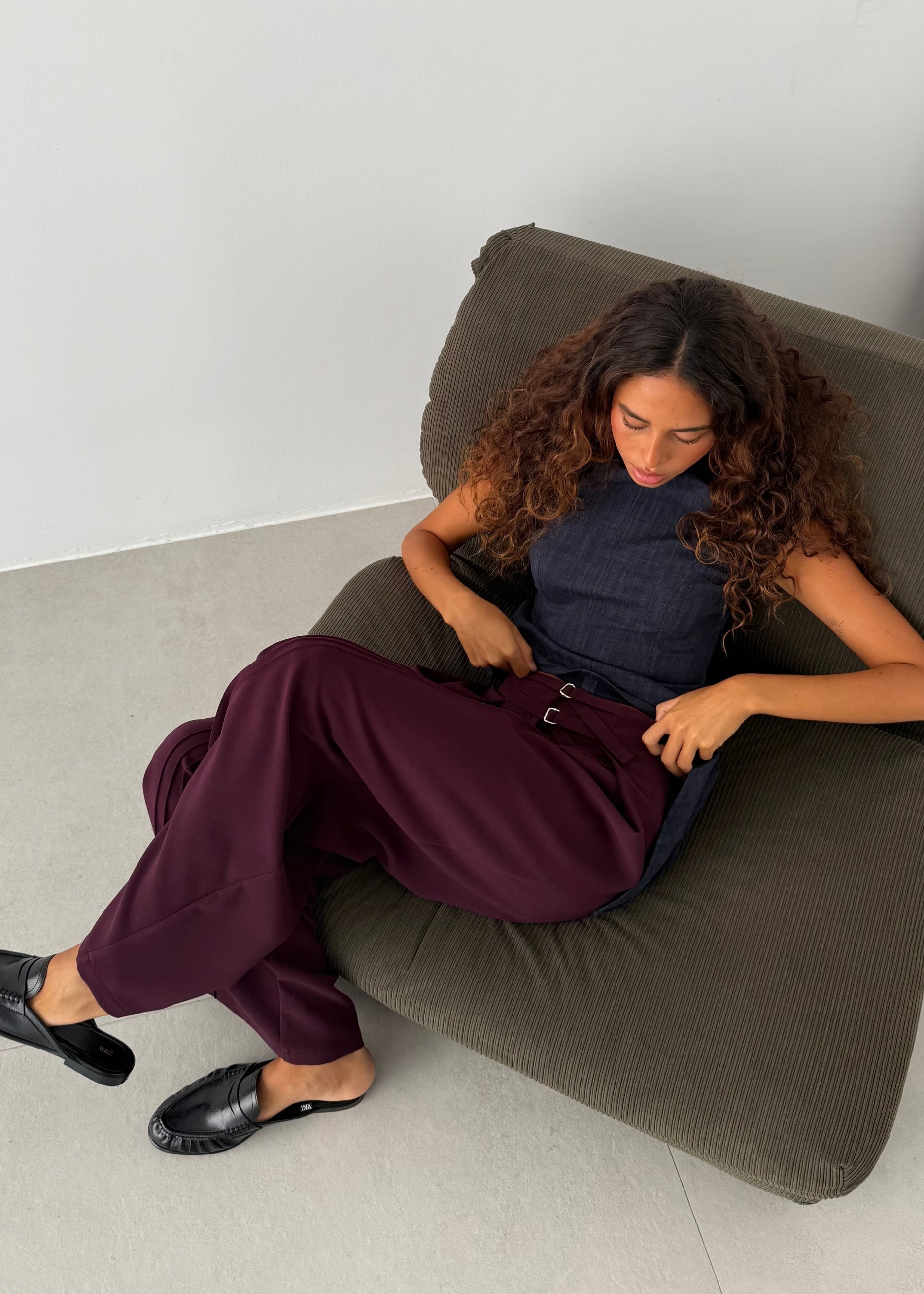 Look de la colección WABI-SABI con el pantalón Sora burdeos de punto