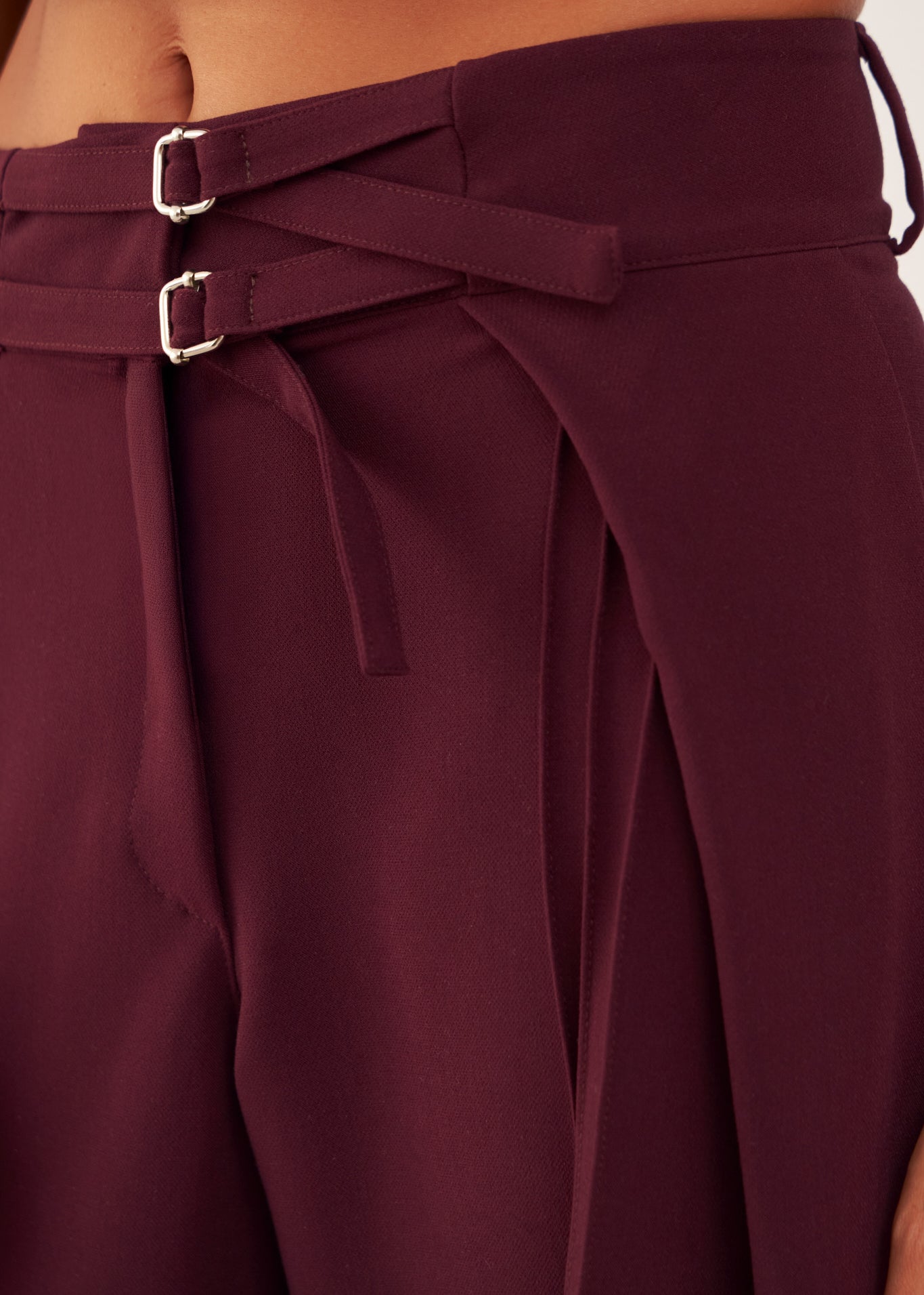 Look de otoño de closet BCN con el pantalón Sora burdeos de punto