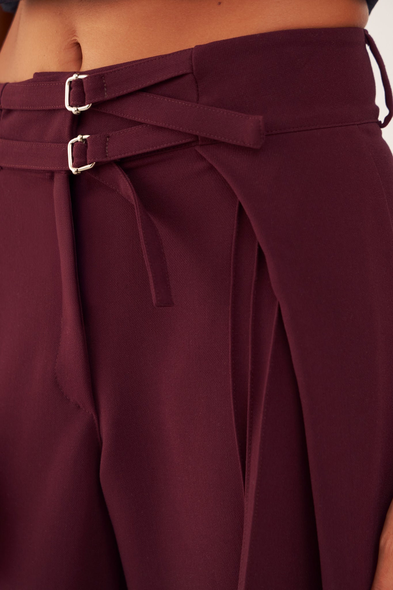 Look de otoño de closet BCN con el pantalón Sora burdeos de punto