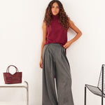 Pantalón Aki de punto espiga gris para mujer, vista frontal – hecho a mano en Barcelona por closet BCN