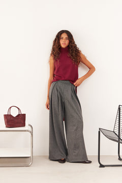 Pantalón Aki de punto espiga gris para mujer, vista frontal – hecho a mano en Barcelona por closet BCN