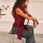 Pantalón Aki de punto espiga gris, vista de espaldas