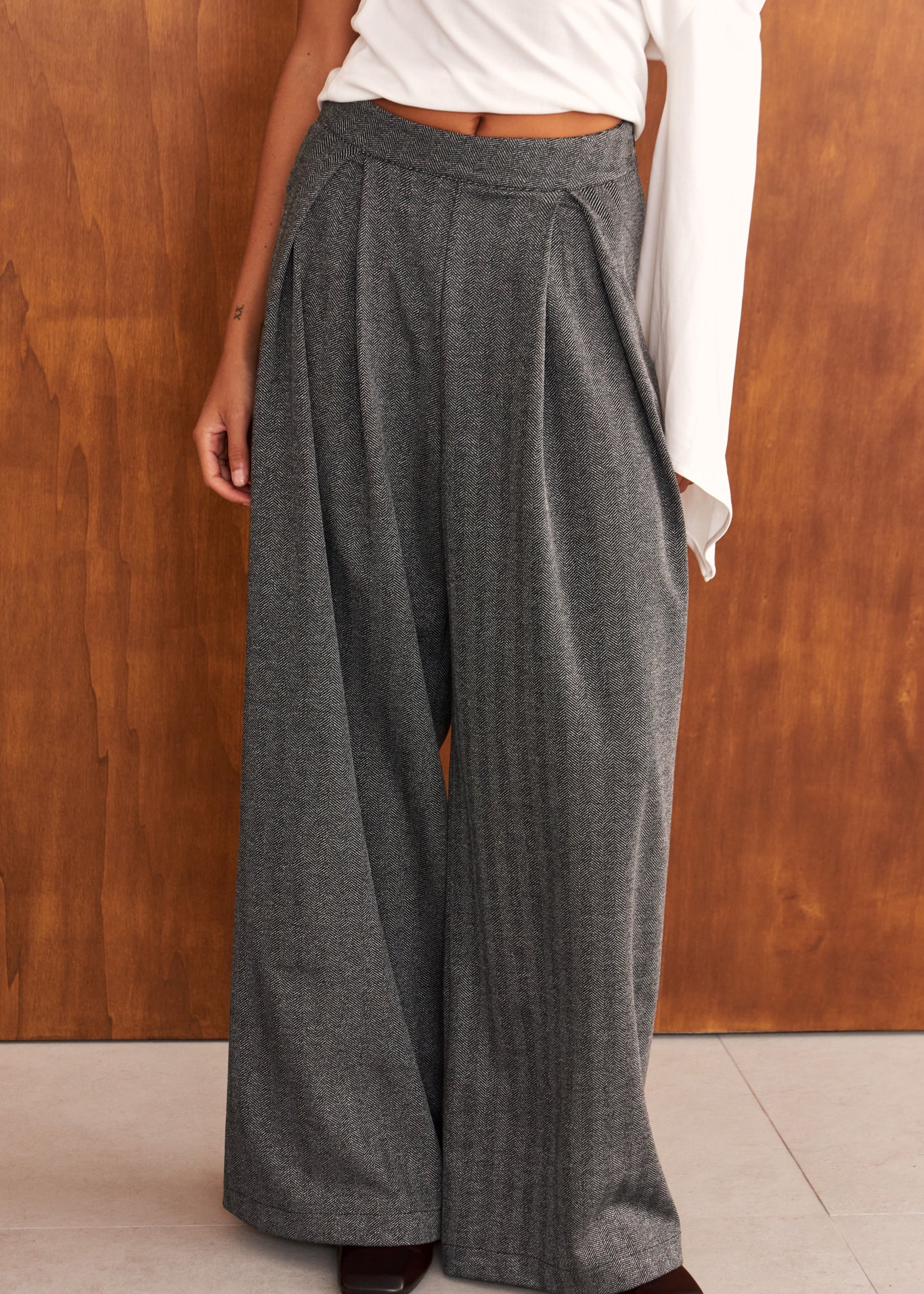 Detalle del pantalón Aki de punto espiga gris