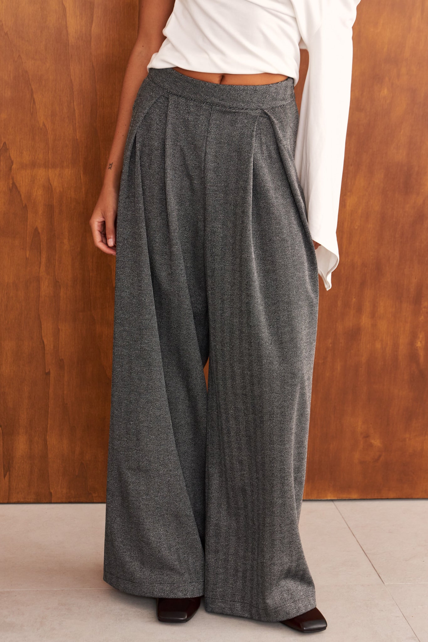 Detalle del pantalón Aki de punto espiga gris