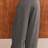 Look de la colección WABI-SABI con el pantalón Aki de punto espiga gris