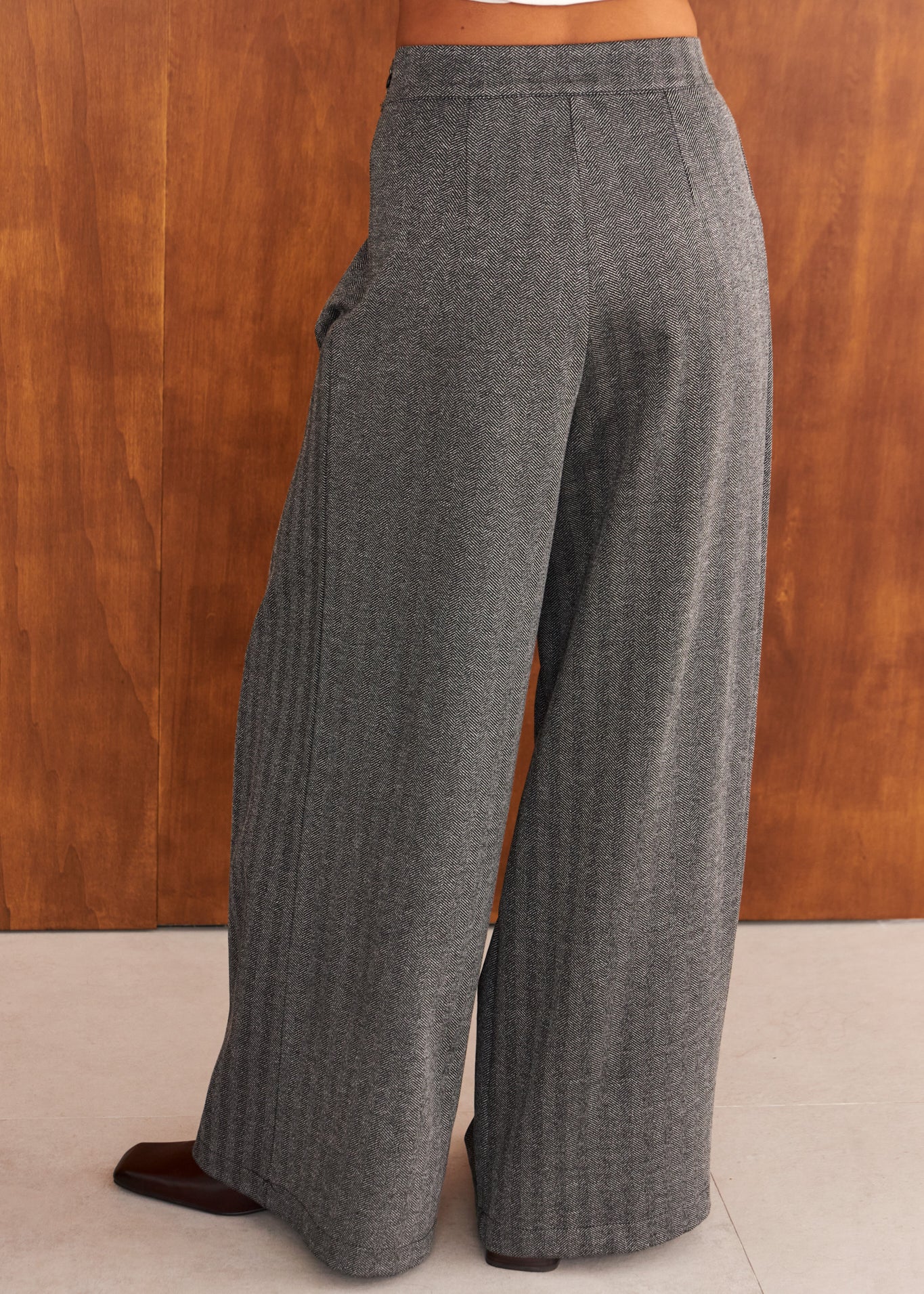 Look de la colección WABI-SABI con el pantalón Aki de punto espiga gris