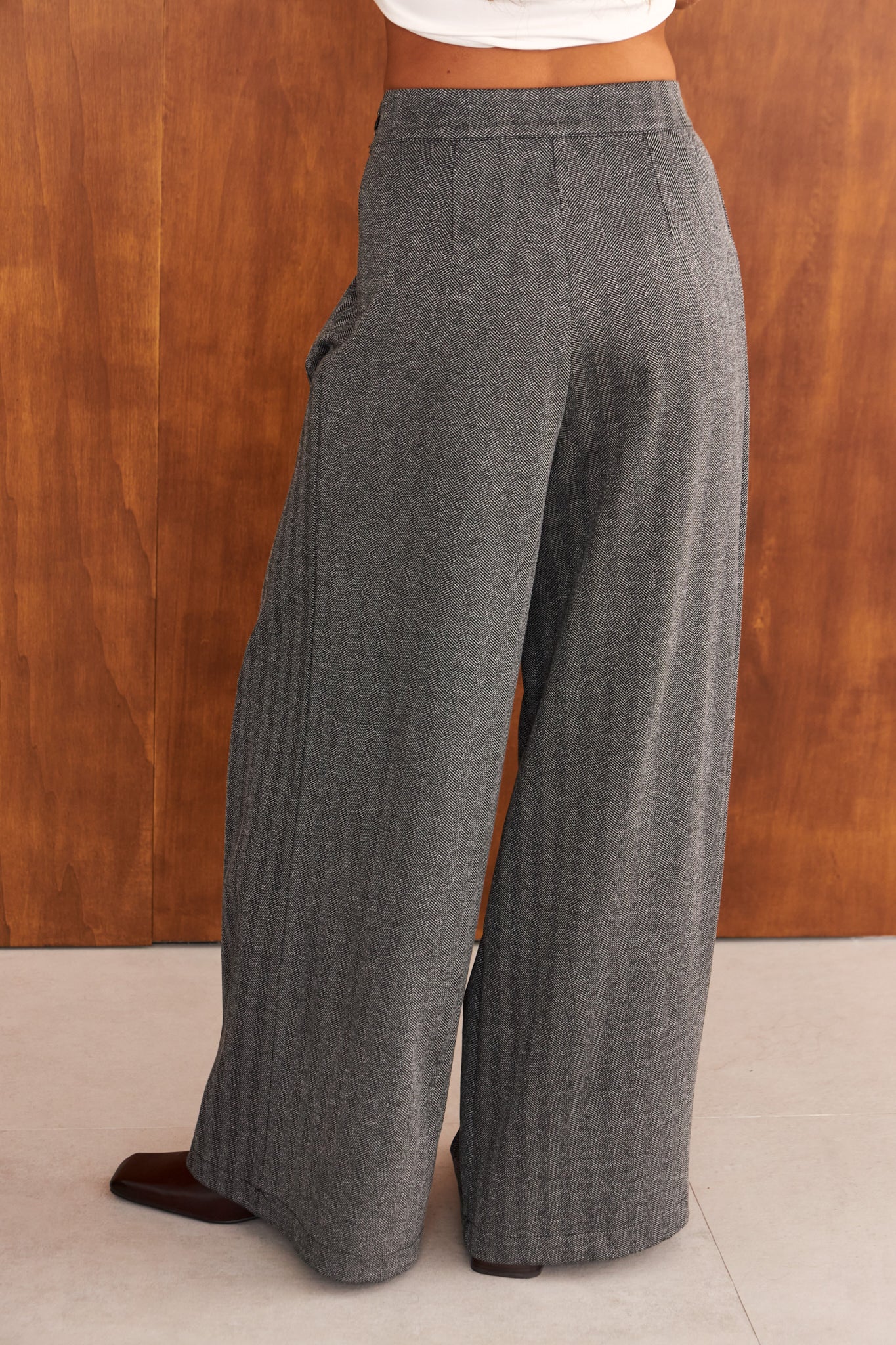 Look de la colección WABI-SABI con el pantalón Aki de punto espiga gris