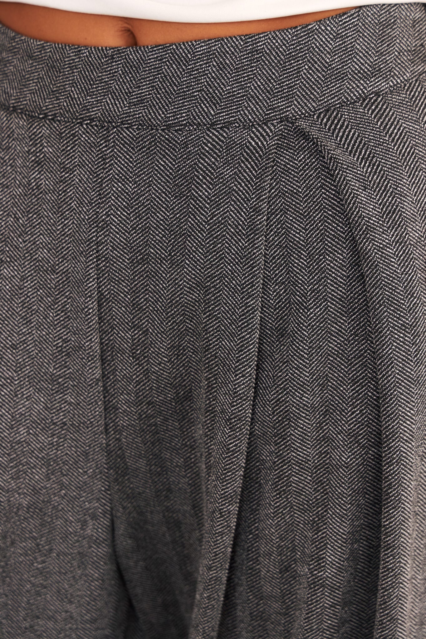 Look de otoño de closet BCN con el pantalón Aki de punto espiga gris