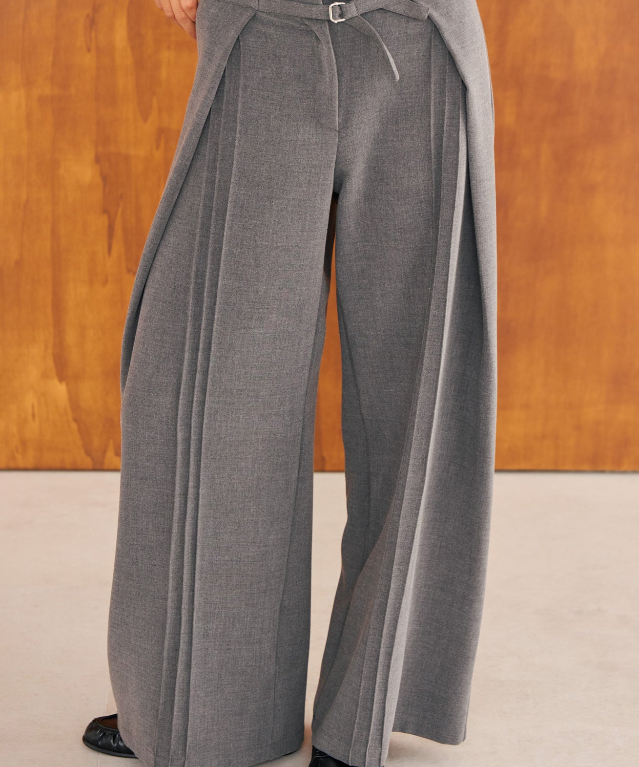 Pantalón Sora gris de punto para mujer, vista frontal – hecho a mano en Barcelona por closet BCN