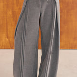 Pantalón Sora gris de punto para mujer, vista frontal – hecho a mano en Barcelona por closet BCN