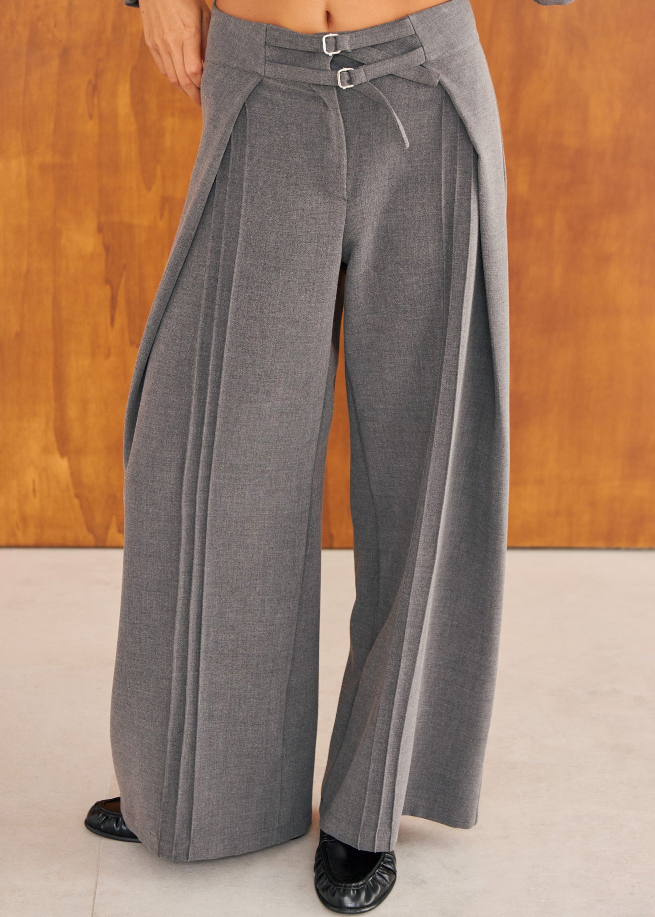 Pantalón Sora gris de punto para mujer, vista frontal – hecho a mano en Barcelona por closet BCN