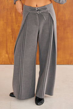 Pantalón Sora gris de punto para mujer, vista frontal – hecho a mano en Barcelona por closet BCN