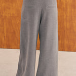 Pantalón Sora gris de punto, vista de espaldas