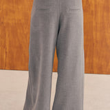 Pantalón Sora gris de punto, vista de espaldas