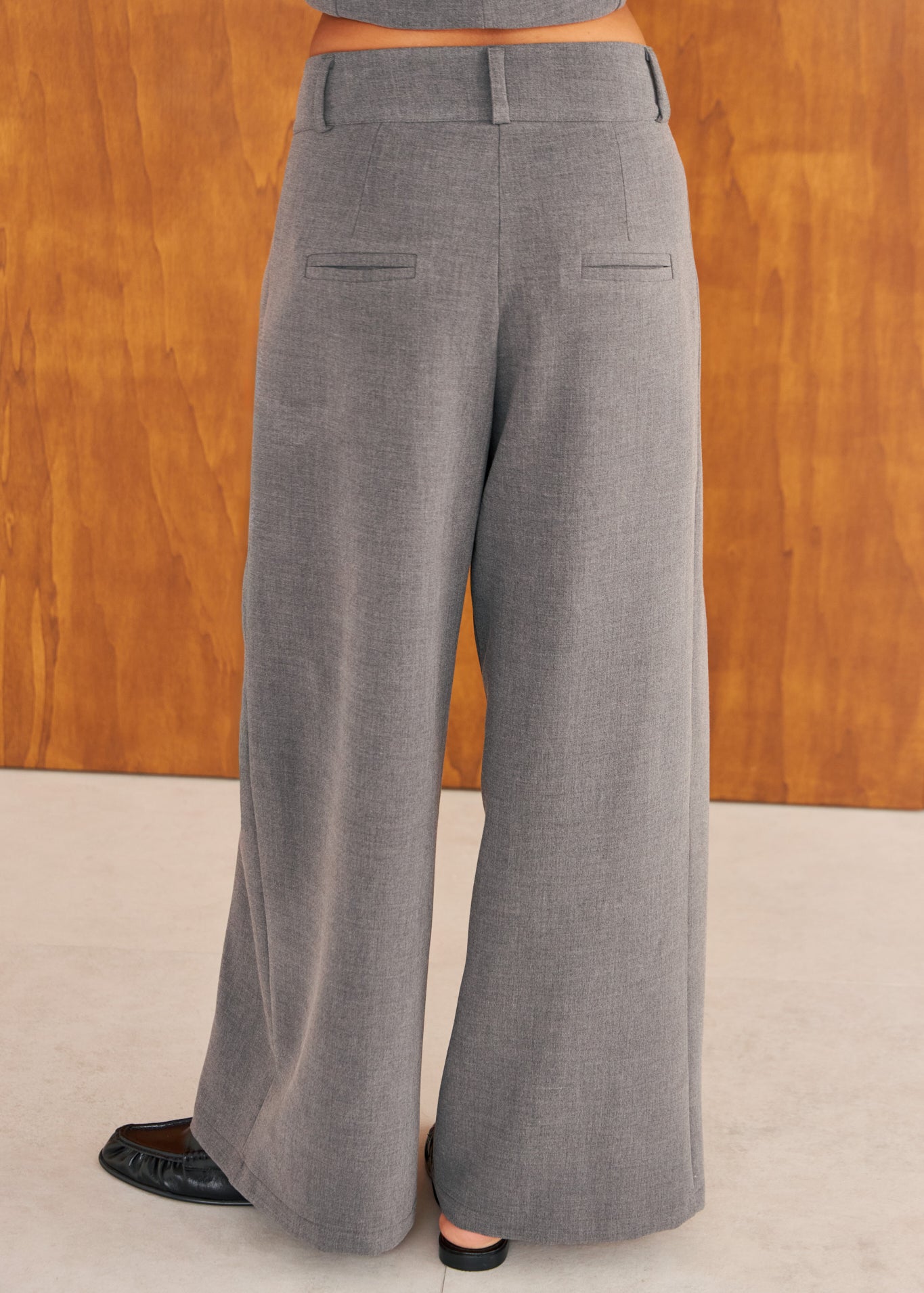 Pantalón Sora gris de punto, vista de espaldas