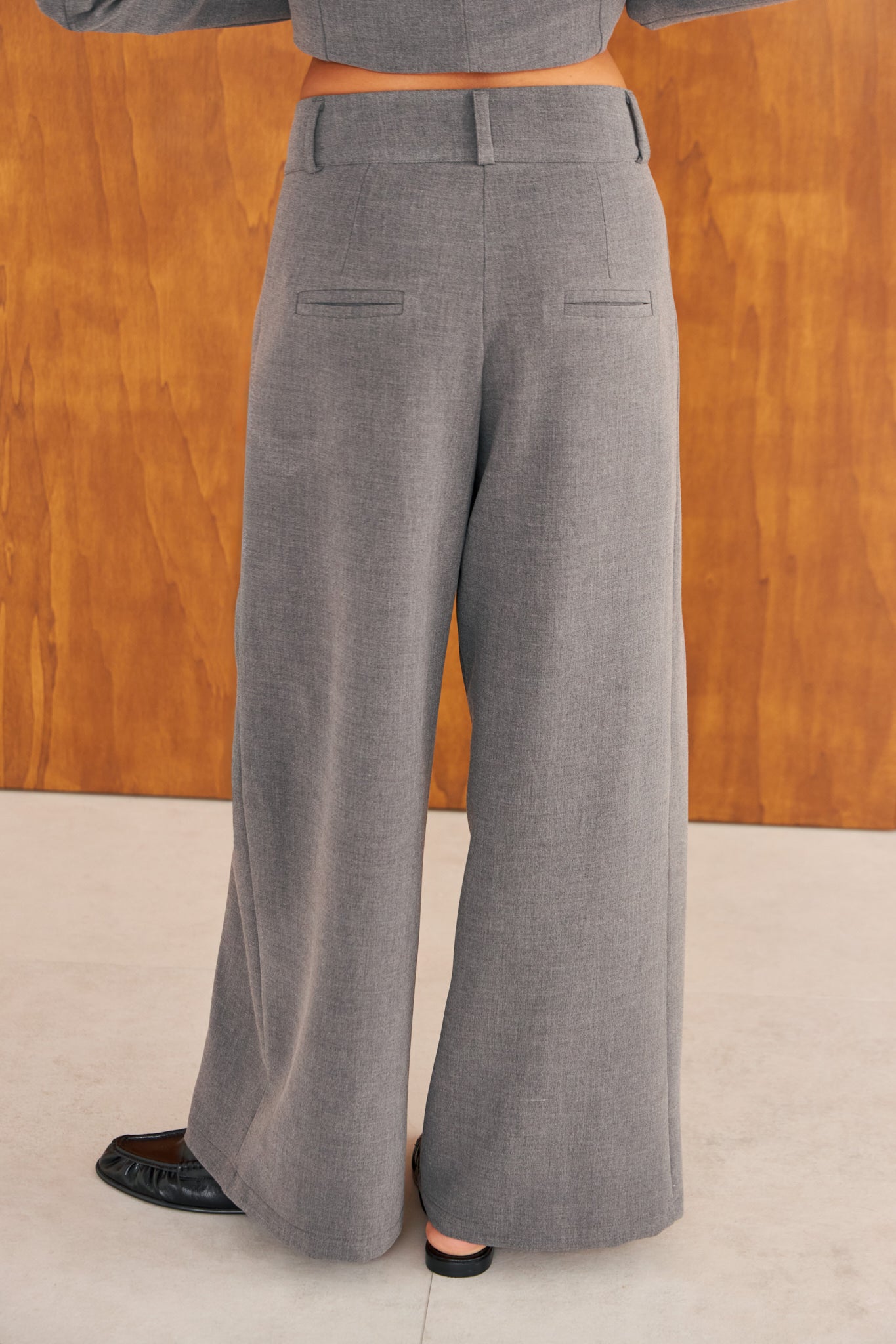 Pantalón Sora gris de punto, vista de espaldas