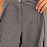Detalle del pantalón Sora gris de punto