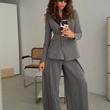 Look de la colección WABI-SABI con el pantalón Sora gris de punto