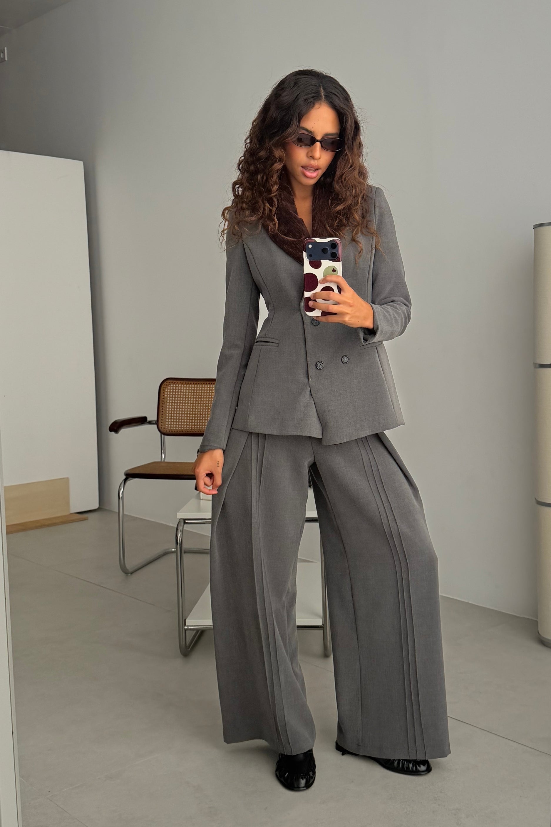 Look de la colección WABI-SABI con el pantalón Sora gris de punto