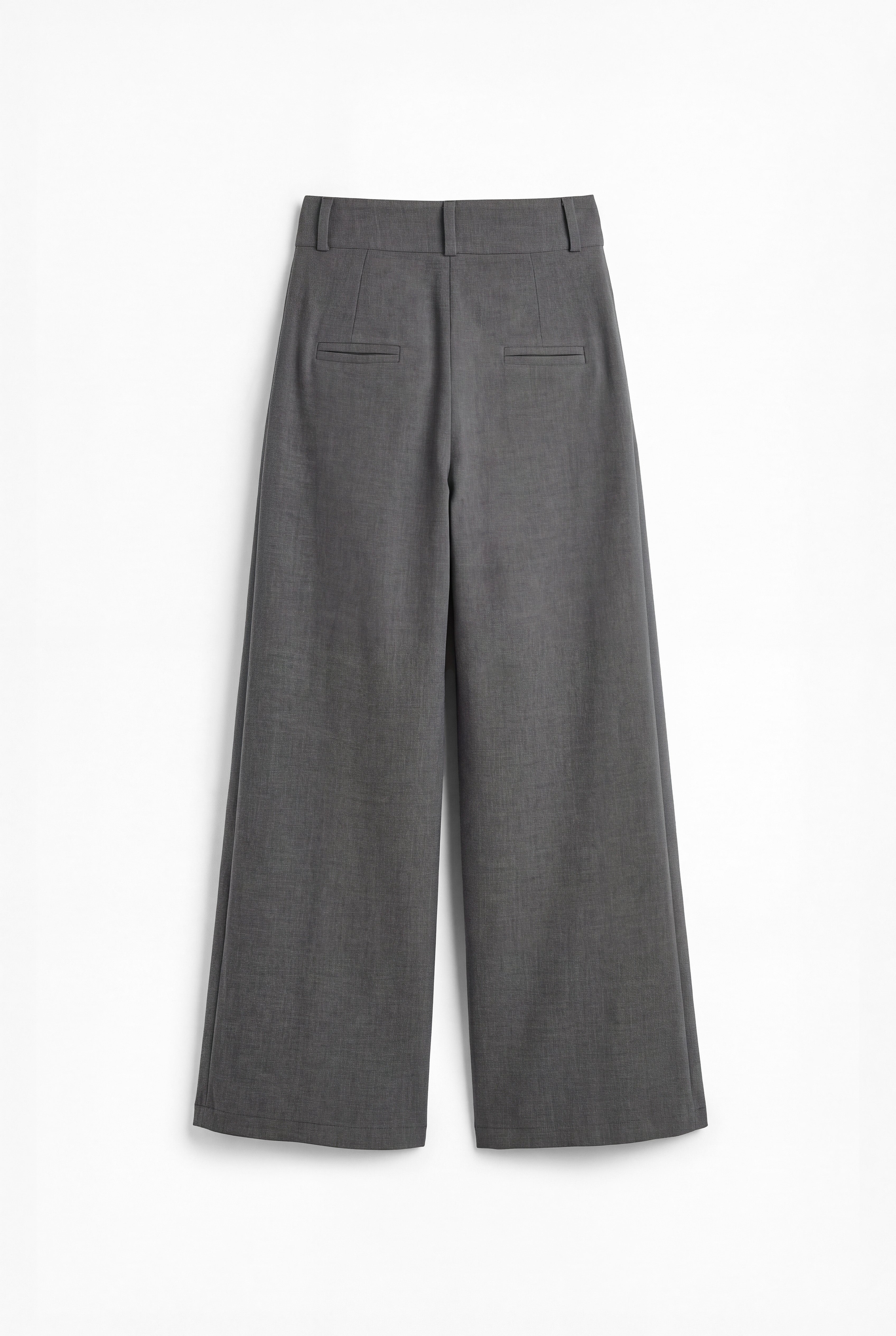 Pantalón gris de corte holgado con pliegues delanteros y doble hebilla para mujer, mostrando la vista trasera sobre fondo blanco neutro.