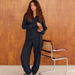 Pantalón Dimma de raya diplomática azul para mujer, vista frontal – hecho a mano en Barcelona por closet BCN