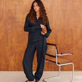Pantalón Dimma de raya diplomática azul para mujer, vista frontal – hecho a mano en Barcelona por closet BCN