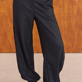 Pantalón Dimma de raya diplomática azul, vista de espaldas