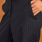 Look de otoño de closet BCN con el pantalón Dimma de raya diplomática azul