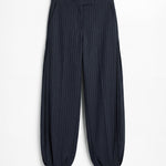 Pantalón bombacho azul marino con raya diplomática para mujer, mostrado de frente sobre fondo blanco neutro.