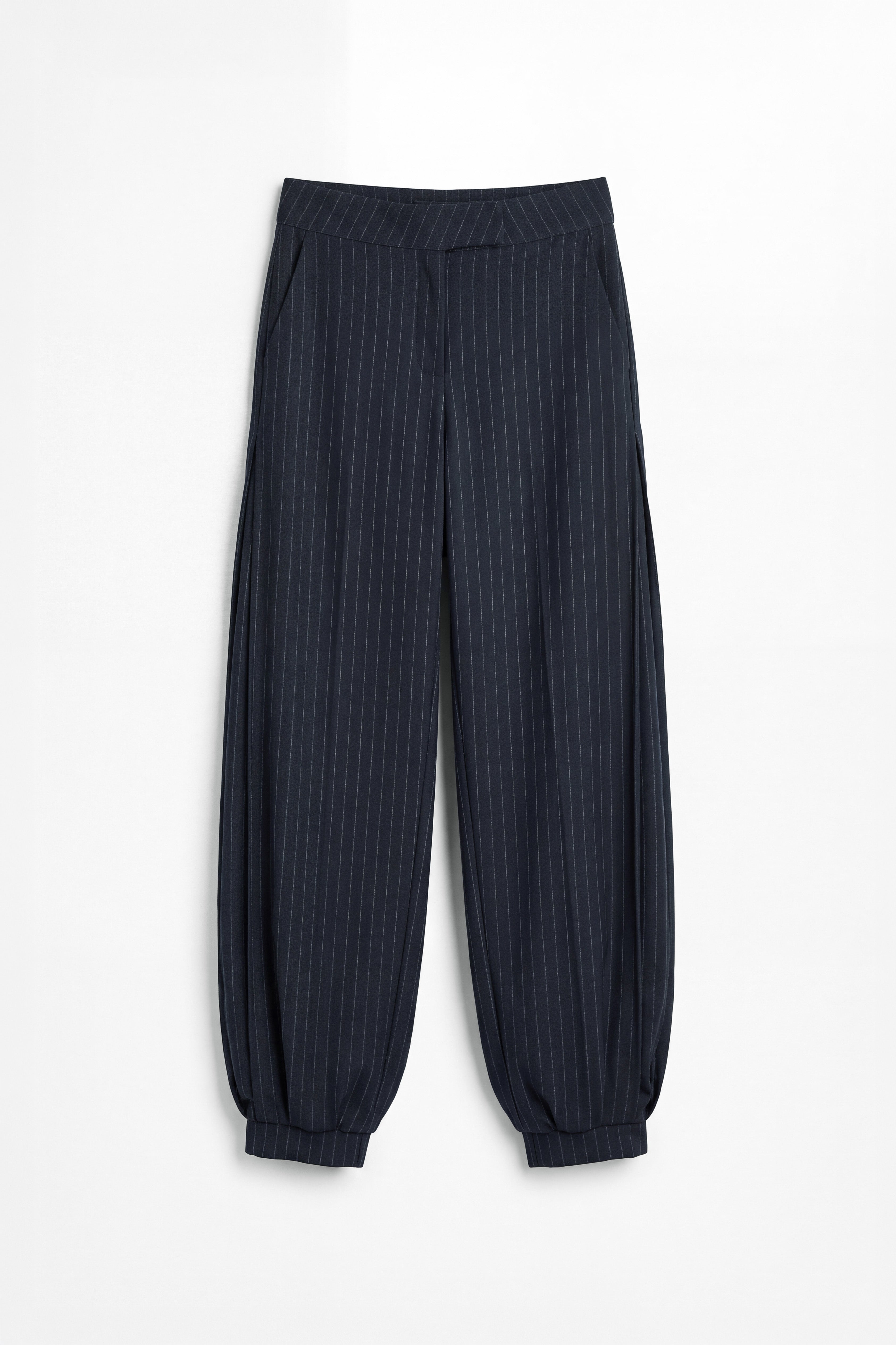Pantalón bombacho azul marino con raya diplomática para mujer, mostrado de frente sobre fondo blanco neutro.