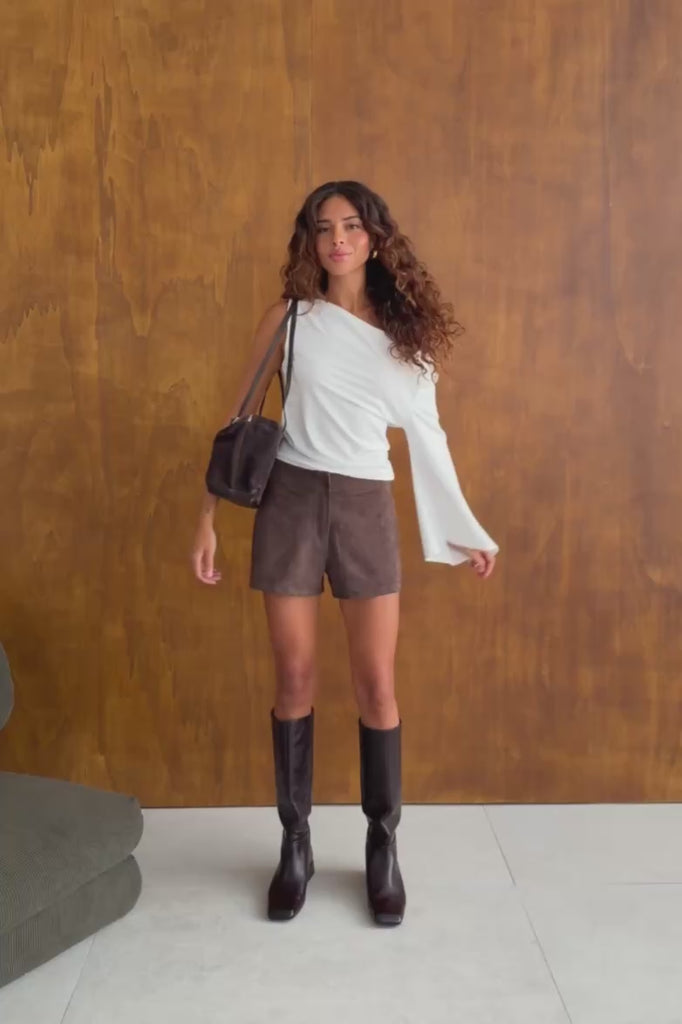Vídeo del short Kaze de antelina marrón en movimiento
