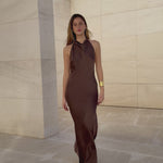 Modelo con vestido largo marrón Icon, vista completa mostrando la silueta elegante.