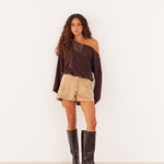 Short Kaze de antelina beige para mujer, vista frontal – hecho a mano en Barcelona por closet BCN