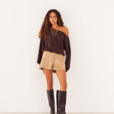 Short Kaze de antelina beige para mujer, vista frontal – hecho a mano en Barcelona por closet BCN