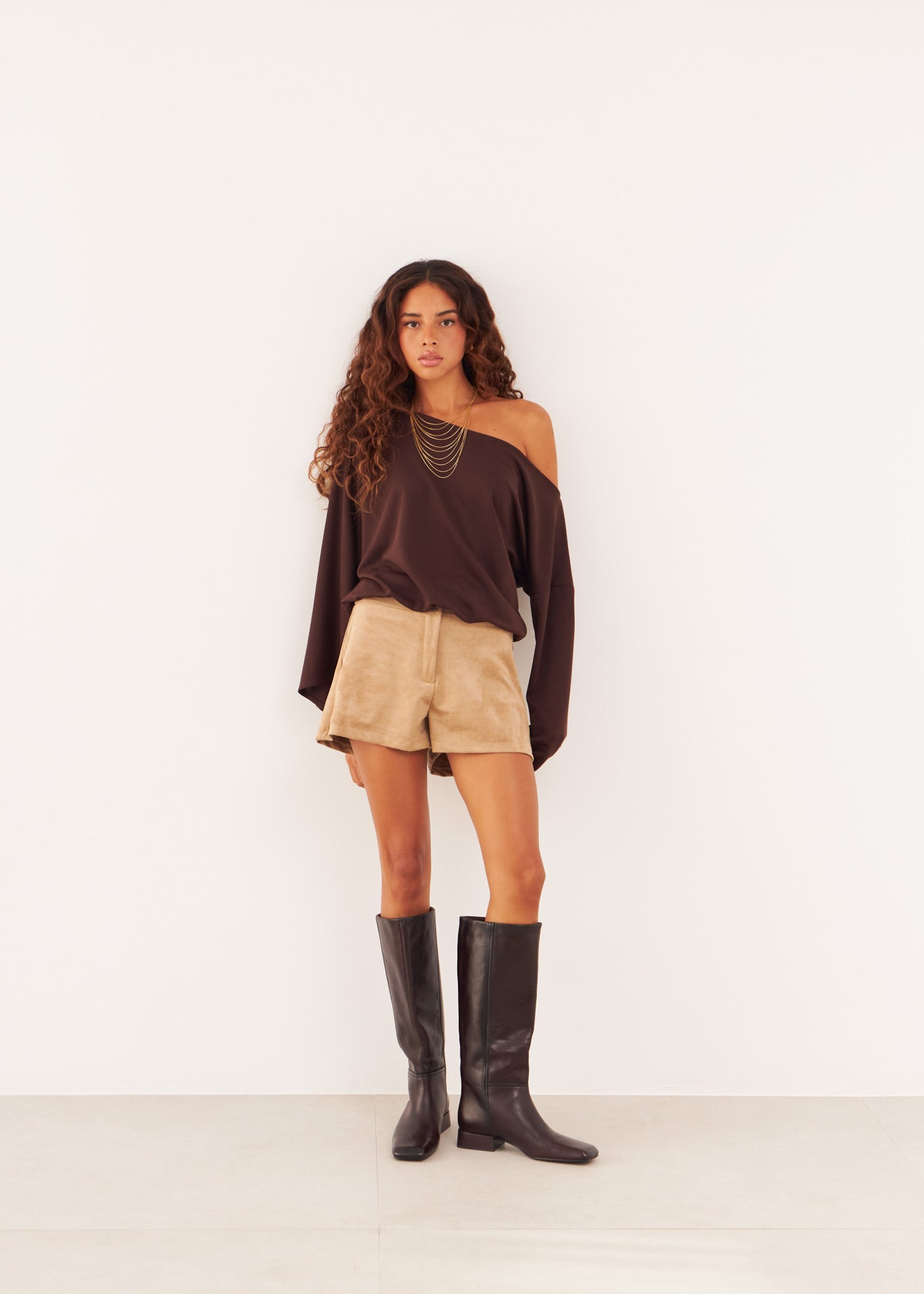 Short Kaze de antelina beige para mujer, vista frontal – hecho a mano en Barcelona por closet BCN