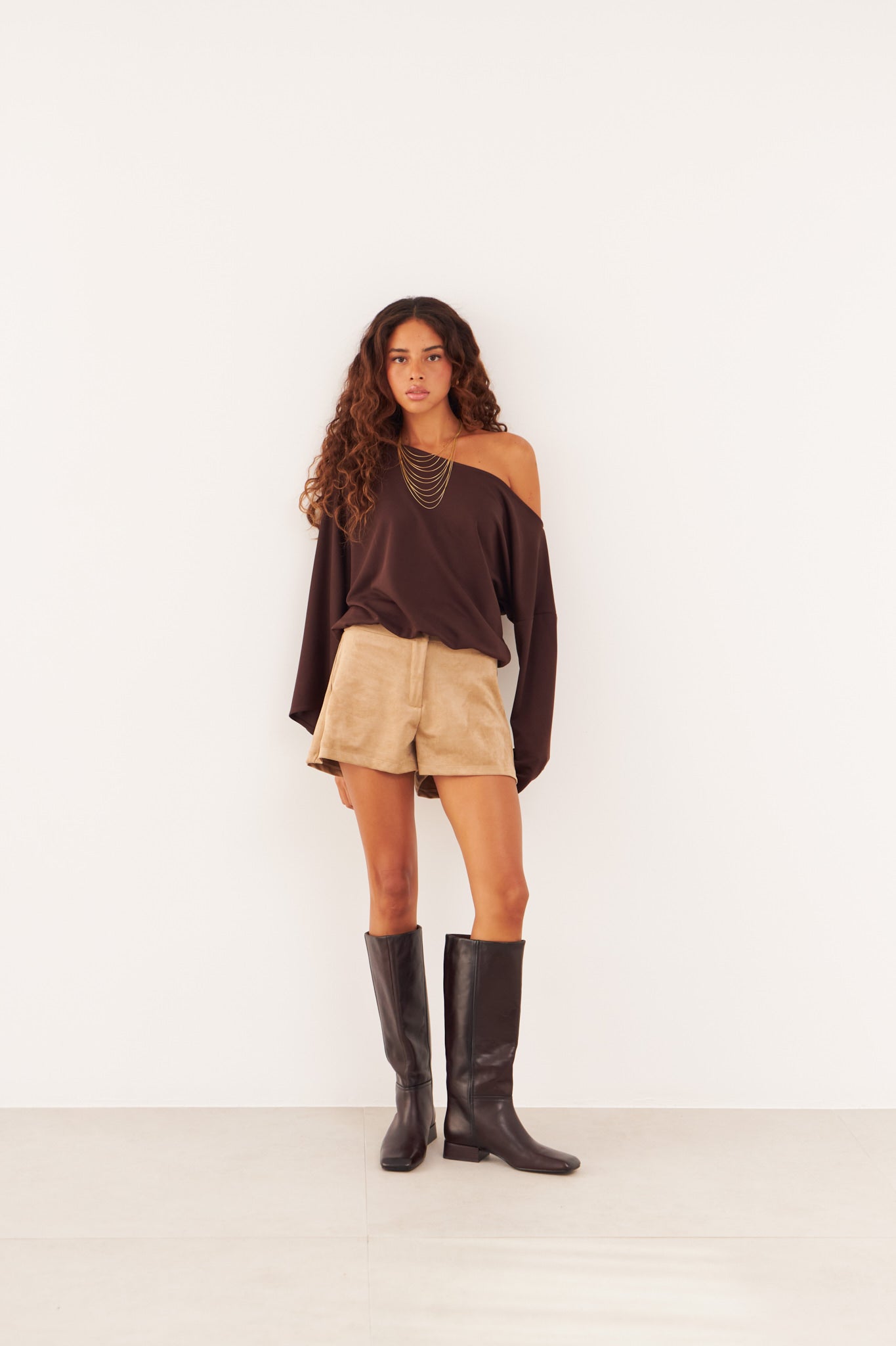 Short Kaze de antelina beige para mujer, vista frontal – hecho a mano en Barcelona por closet BCN