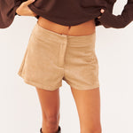 Short Kaze de antelina beige, vista de espaldas