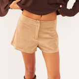 Short Kaze de antelina beige, vista de espaldas