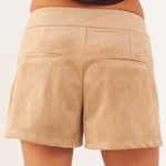 Detalle del short Kaze de antelina beige