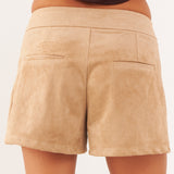 Detalle del short Kaze de antelina beige