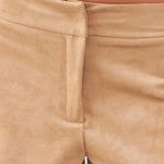 Look de la colección WABI-SABI con el short Kaze de antelina beige
