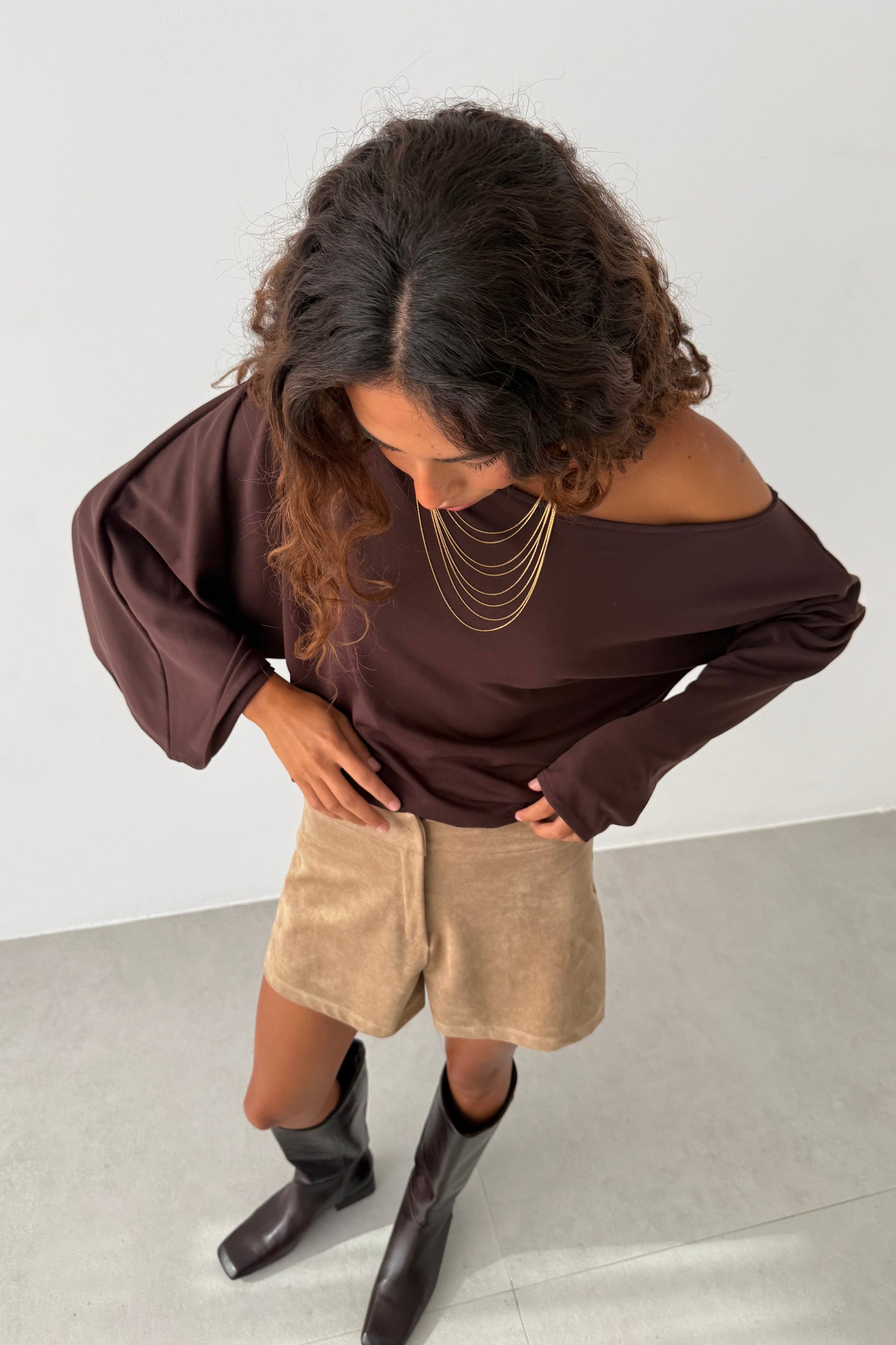 Look de otoño de closet BCN con el short Kaze de antelina beige