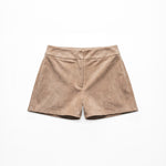 Shorts de ante beige para mujer, mostrado de frente sobre fondo blanco neutro