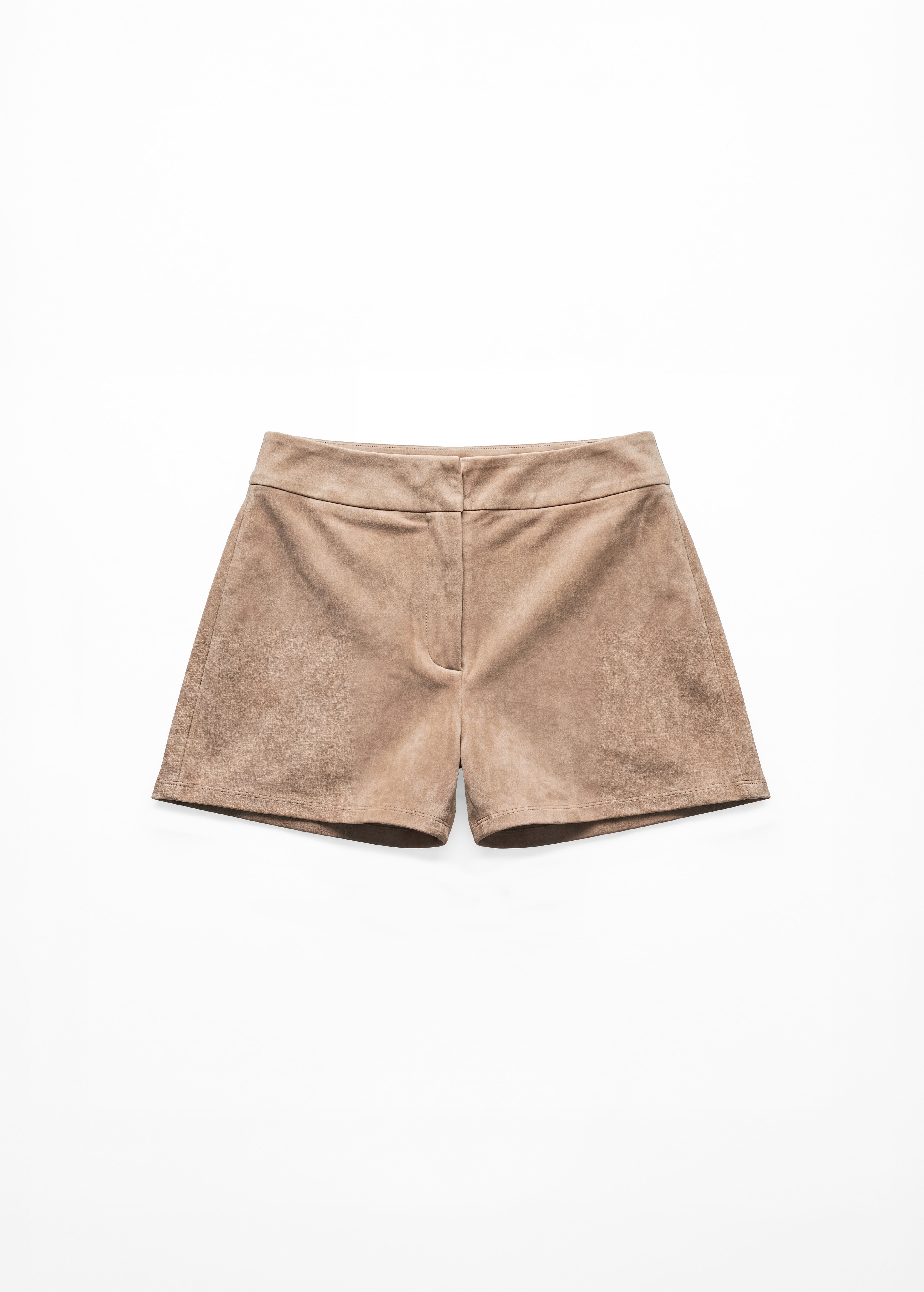 Shorts de ante beige para mujer, mostrado de frente sobre fondo blanco neutro