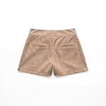 Shorts de ante beige para mujer, mostrando la vista trasera sobre fondo blanco neutro