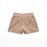 Shorts de ante beige para mujer, mostrando la vista trasera sobre fondo blanco neutro