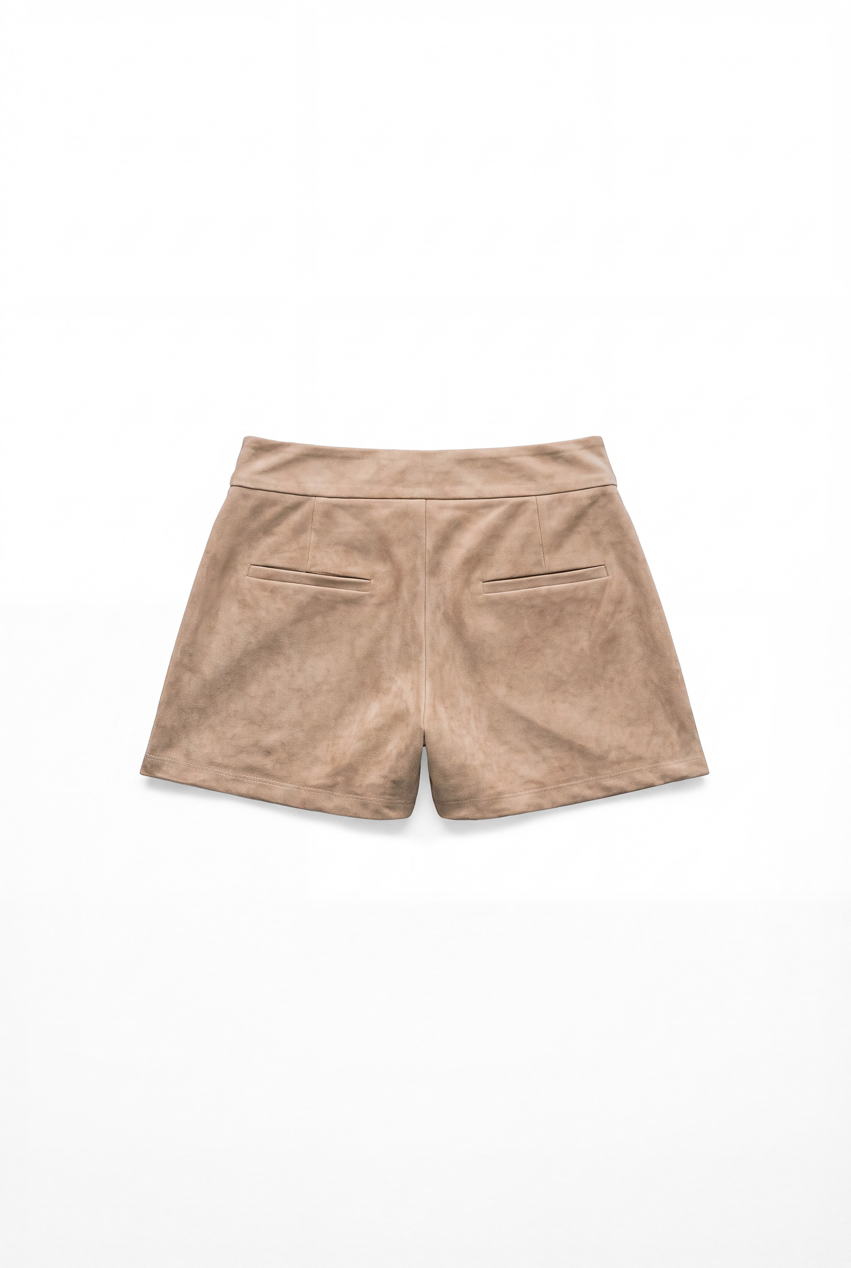 Shorts de ante beige para mujer, mostrando la vista trasera sobre fondo blanco neutro