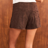 Detalle del short Kaze de antelina marrón