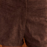 Look de la colección WABI-SABI con el short Kaze de antelina marrón