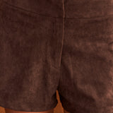 Look de la colección WABI-SABI con el short Kaze de antelina marrón